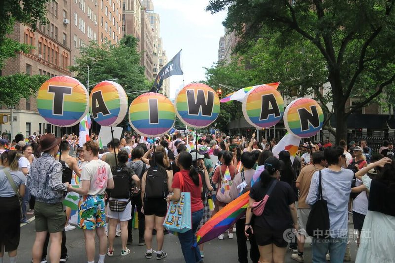 紐約市驕傲遊行25日登場，台灣隊伍呈現以TAIWAN字母排列的彩虹氣球，增加辨識度。中央社記者尹俊傑紐約攝  112年6月26日