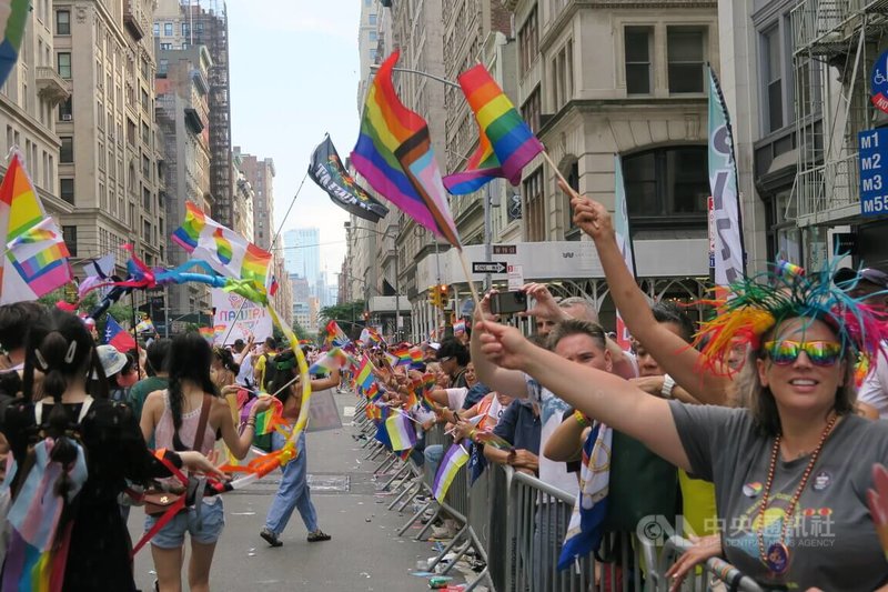 紐約市驕傲遊行是同志社群驕傲月高潮，25日登場時台灣隊伍行經曼哈頓第五大道，大批民眾揮舞彩虹旗夾道歡迎。中央社記者尹俊傑紐約攝  112年6月26日
