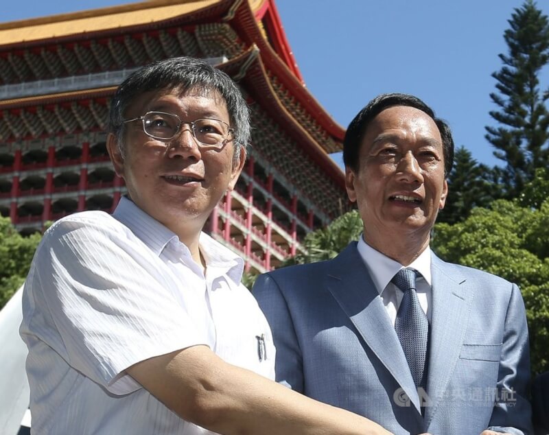柯辦發言人30日表示，鴻海創辦人郭台銘（右）曾與民眾黨總統參選人柯文哲（左）約定29日會面，但先前的「併購說」讓雙方會面破局。（中央社檔案照片）
