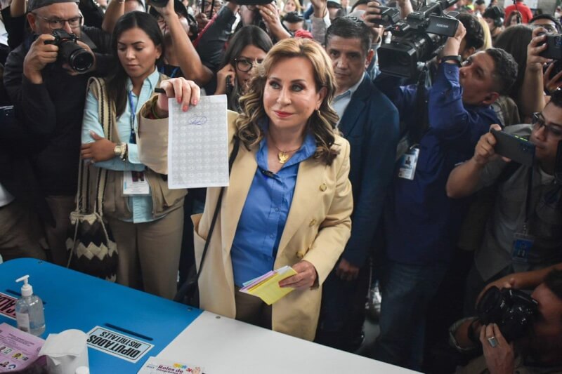 瓜地馬拉25日舉行大選，總統候選人托瑞斯（中）前往投票。（圖取自facebook.com/SandraTorresGua）