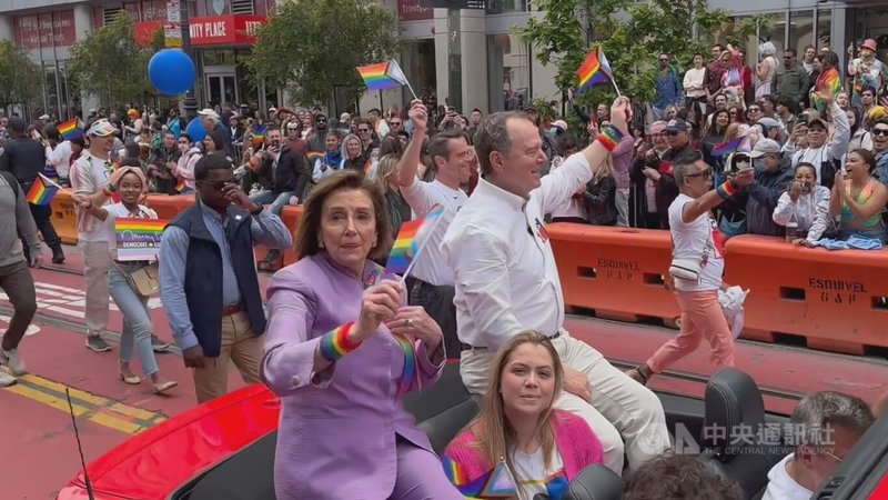 美國前眾議院議長裴洛西（Nancy Pelosi）一身粉紫色套裝，手中揮舞著彩虹旗，與聯邦眾議員謝安達（Adam Schiff）同車現身隊伍中、力挺平權。中央社記者張欣瑜舊金山攝  112年6月26日