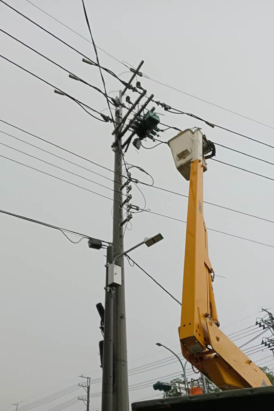 台南市26日下午出現雷雨，台電設備遭雷擊導致設備故障，影響左鎮區、新化區約1225戶停電，台電緊急派員搶修。（台電台南區營業處提供）中央社記者楊思瑞台南傳真  112年6月26日