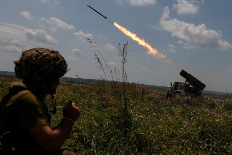 圖為烏克蘭東南方札波羅熱前線附近，烏克蘭軍人25日以火箭砲攻擊俄軍。（Free Europe/Radio Liberty/Serhii Nuzhnenko via 路透社）