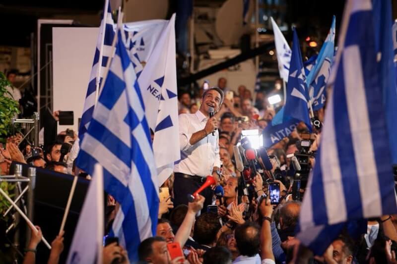 希臘25日舉行國會大選，保守派總理米佐塔基斯（中）可望率新民主黨取得過半席次，贏得第2個任期，新民主黨將可單獨執政。圖為米佐塔基斯在黨部外發表勝選演說。（路透社）