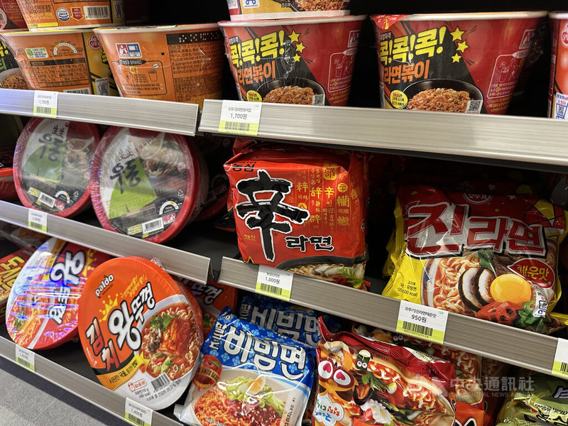 韓國最大速食麵品牌農心食品27日宣布，7月1日起調降旗下辛拉麵及蝦條售價。圖為韓國便利商店貨架。中央社記者廖禹揚首爾攝 112年6月27日