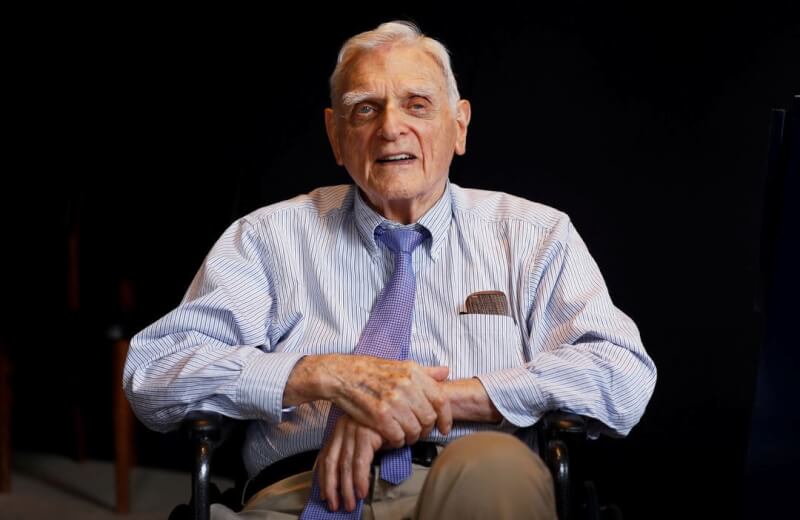 「鋰電池之父」古德諾25日與世長辭，享嵩壽100歲。（路透社）