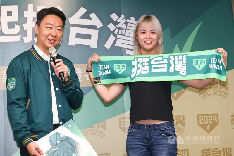 賴清德競選辦公室27日在民進黨中央舉行記者會,公布首波募款小物,發言人陳世凱(左)與青年一同展示棒球外套、應援毛巾等募款小物。中央社記者王騰毅攝 112年6月27日