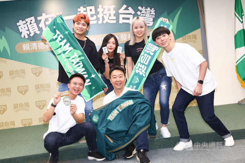 賴清德競選辦公室27日在民進黨中央舉行記者會,公布首波募款小物,發言人陳世凱(前中)與青年們一同展示棒球外套、T恤、應援毛巾、防水貼紙等募款小物。中央社記者王騰毅攝 112年6月27日