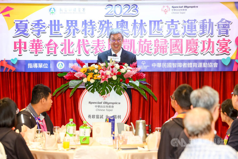 行政院長陳建仁(後中)27日到台北國軍英雄館出席「2023年夏季世界特殊奧林匹克運動會」代表團慶功宴,陳建仁致詞感謝教練團與選手們帶回好成績,讓全世界看見台灣選手的傑出表現。中央社記者王騰毅攝 112年6月27日