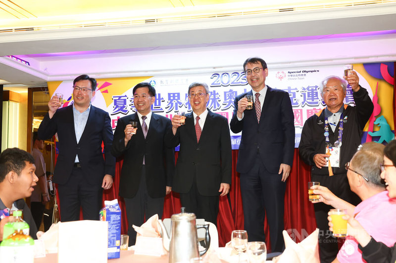 行政院長陳建仁(後中)27日到台北國軍英雄館,出席「2023年夏季世界特殊奧林匹克運動會」代表團慶功宴,與政院發言人林子倫(後右2)、教育部長潘文忠(後左2)、體育署長鄭世忠(後左)及代表團團長李錫津(後右)一同舉杯慶祝。中央社記者王騰毅攝 112年6月27日