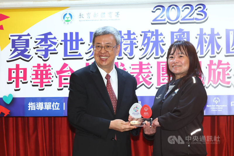 行政院長陳建仁(左)27日到台北國軍英雄館,出席「2023年夏季世界特殊奧林匹克運動會」代表團慶功宴,頒發感謝獎座給代表團教練張琬慈(右)等有功人士。中央社記者王騰毅攝 112年6月27日