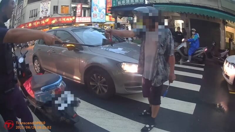 台南市陳姓男子26日晚間酒後騎機車到中西區，疑不滿被汽車駕駛人按喇叭，就持五金器械破壞對方車體，還對獲報到場的警員嗆聲，最終遭壓制逮捕送辦。（台南市警局提供）中央社記者張榮祥台南傳真 112年6月27日