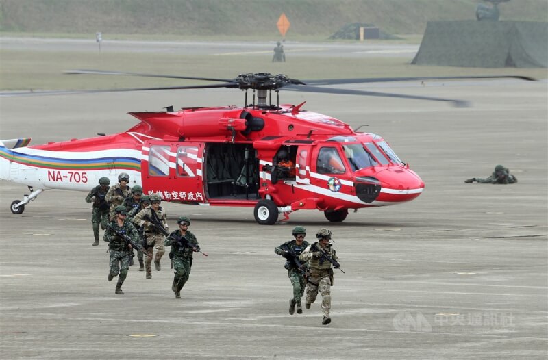 圖為2018年6月漢光演習在台中清泉崗基地實施聯合反空（機）降作戰演練，內政部空勤隊直升機出動支援。（中央社檔案照片）