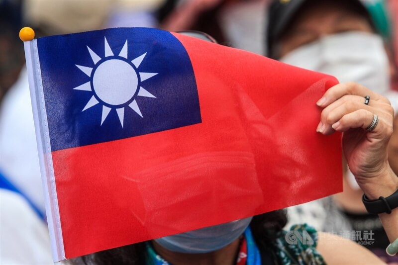 根據民調公司「拉斯穆森報告」高達64%的美國潛在選民認為，美國應正式承認台灣是一個獨立國家。圖為民眾舉著中華民國國旗。（中央社檔案照片）
