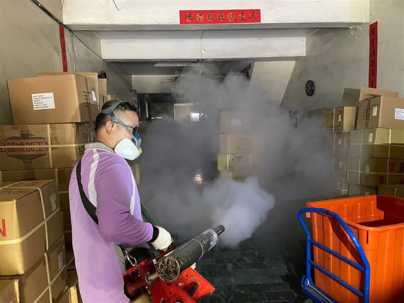 台南市衛生局近日在本土性登革熱病例居住地及工作地已完成戶內外化學防治，且擴大孳生源清除及病媒蚊密度調查。（台南市政府提供）