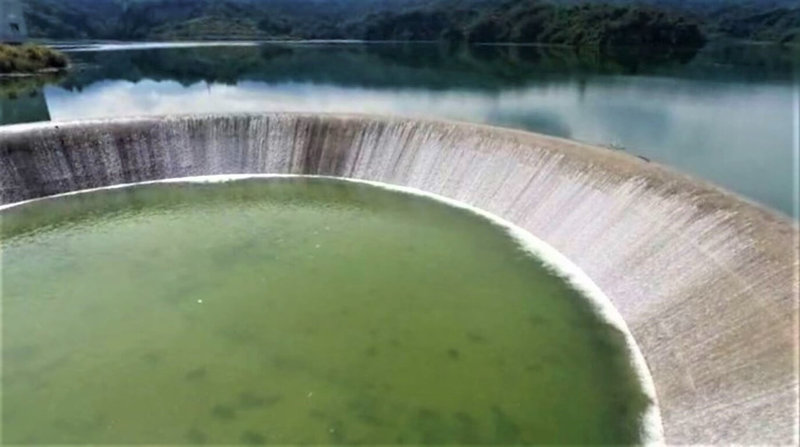 因集水區持續降雨，位於雲林的湖山水庫於27日上午滿庫溢流，管理單位提醒下游地區民眾提高警覺，遠離河道以策安全。（湖山水庫提供）中央社記者蔡智明傳真 112年6月27日