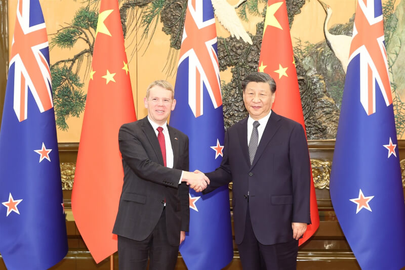 圖為中國國家主席習近平（右）27日下午在北京會見來訪的紐西蘭總理希金斯（左）。（圖取自twitter.com/SpokespersonCHN）