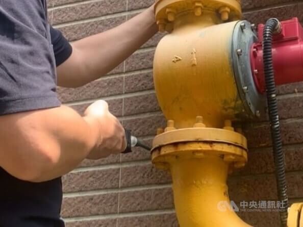圖為新竹瓦斯公司等專業人員檢查天然氣管線設備。（中央社檔案照片）