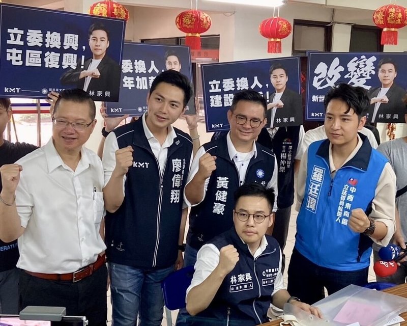 國民黨發言人林家興（前）27日前往台中市黨部辦理登記，宣布將參選台中市第7選區（太平、大里）立委。（市黨部提供）中央社記者郝雪卿傳真  112年6月27日