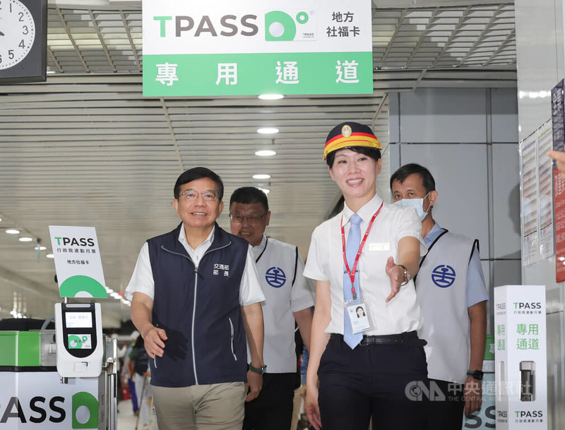 台鐵28日在台北車站進行TPASS行政院通勤月票情境模擬演練,交通部長王國材(前左)到場視察,了解狀況。中央社記者裴禛攝 112年6月28日