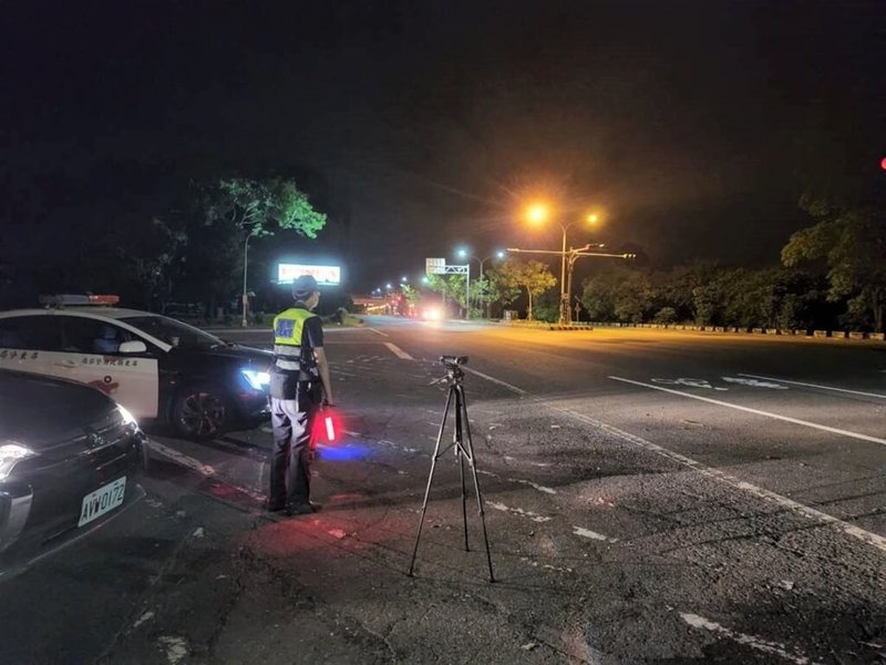 屏東縣警察局28日指出，為防止青少年在暑假期間夜遊飆車，衍生危險駕駛甚而造成車禍憾事，將在暑假期間加強轄內易有飆車族出沒路段稽查，執行防制飆車勤務，針對危險駕駛錄影舉發。（警方提供）中央社記者李卉婷傳真  112年6月28日