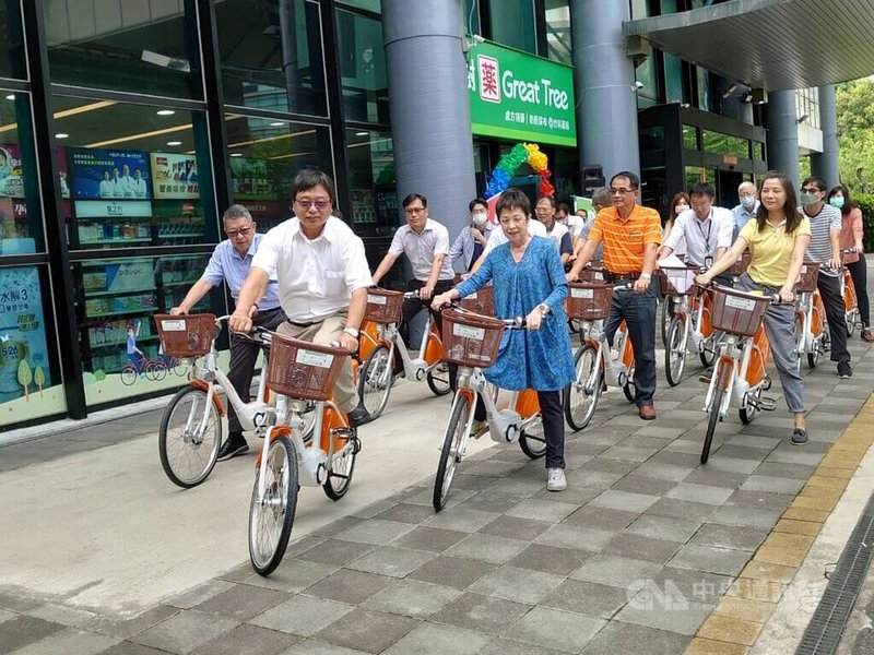 竹科管理局28日舉行記者會，宣布引進250輛電動輔助自行車YouBike 2.0E，局長王永壯（前）親自試騎。中央社記者張建中攝  112年6月28日