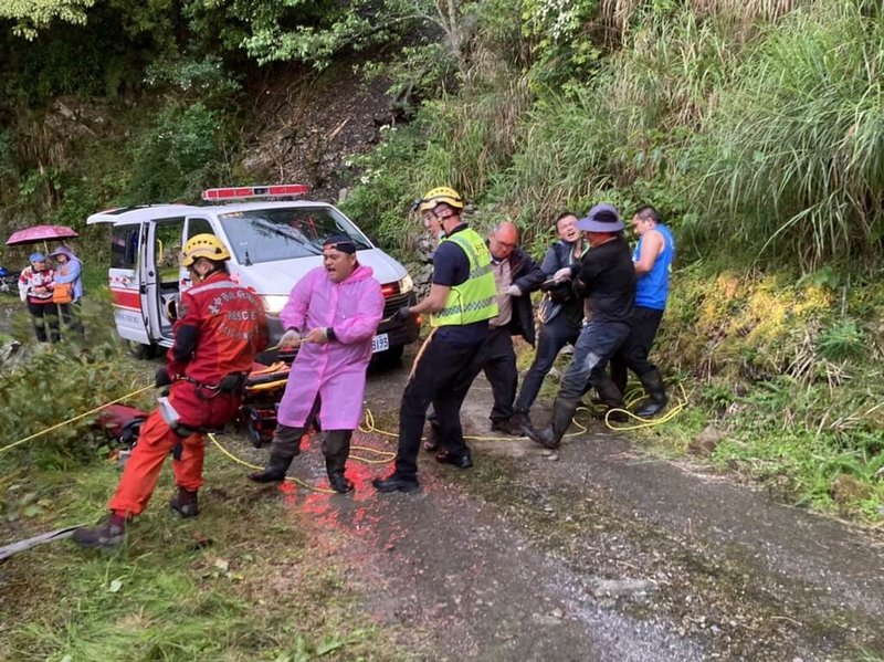 一行7人登山團26日前往台中市大雪山230林道健行，其中70歲男子不慎跌落邊坡，搜救人員協助將他救起，送醫仍不治。（民眾提供）中央社記者趙麗妍傳真  112年6月28日