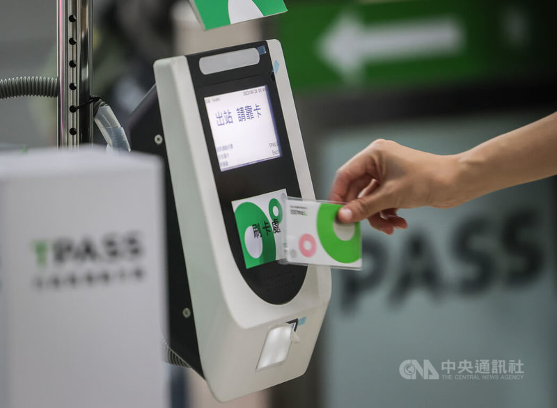TPASS行政院通勤月票7月1日將上路,台鐵28日在台北車站進行4種情況演練,包含動線疏導、驗票機停用處置、無進站記錄處置、旅客跨區使用。中央社記者裴禛攝 112年6月28日
