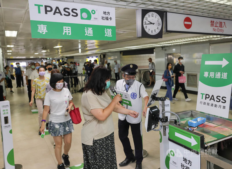 TPASS行政院通勤月票7月1日將上路，台鐵28日在台北車站進行TPASS月票情境模擬演練，尖峰時間由專人引導旅客分流。中央社記者裴禛攝  112年6月28日