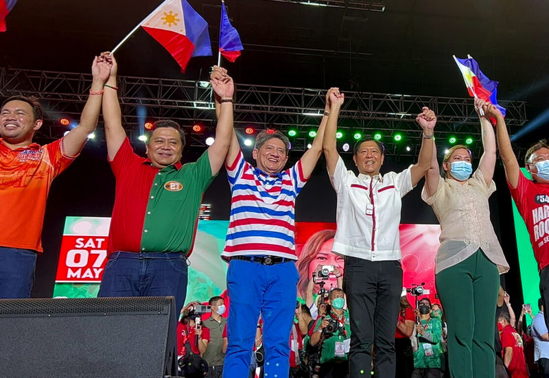 菲律賓總統小馬可仕扶貧顧問賈登（左3）因以污言穢語辱罵一名女記者，遭大法官全數表決通過，撤銷他的律師資格。圖為賈登於2022年5月7日出席時為總統候選人的小馬可仕造勢大會。（菲律賓基督教穆斯林民主力量黨提供）中央社記者陳妍君馬尼拉傳真  112年6月28日