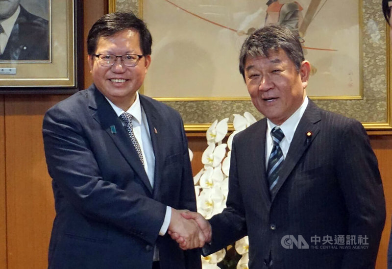 行政院副院長鄭文燦(左)28日造訪日本自民黨總部,並與該黨幹事長茂木敏充(右)舉行會談。中央社記者楊明珠東京攝 112年6月28日