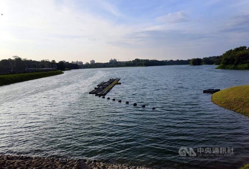 嘉義縣市水情燈號黃燈，近來幾波雨勢，為蘭潭、仁義潭水庫帶來豐沛水量，截至28日，2座水庫蓄水量約1923萬噸，估算至8月底供水無虞。圖為蘭潭蓄水量逾7成。中央社記者黃國芳攝  112年6月28日