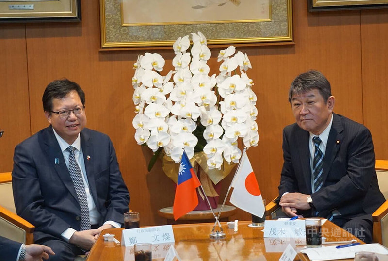 行政院副院長鄭文燦(左)28日到日本自民黨總部拜會該黨幹事長茂木敏充(右),雙方相談甚歡。中央社記者楊明珠東京攝 112年6月28日