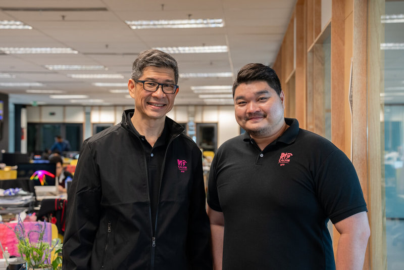 具台馬雙重背景、曾在台灣求學的王能傑是廣播人,以渾厚磁性聲音與廣播結下不解之緣。圖為王能傑(右)與馬來西亞BFM電台創辦人馬里克(Malek Ali,左)合影。(王能傑提供)中央社記者黃自強吉隆坡傳真 112年6月28日