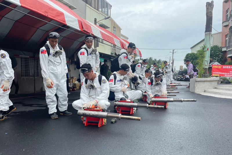 台南市衛生局指出，因應台南登革熱確診病例數增加，近日又陣雨不斷，化學防治人力需求大增，台南市長黃偉哲協調國防部及國軍第八軍團相關部門協助，40名國軍兵力28日起投入化學防治工作。（台南市政府提供）中央社記者楊思瑞台南傳真  112年6月28日