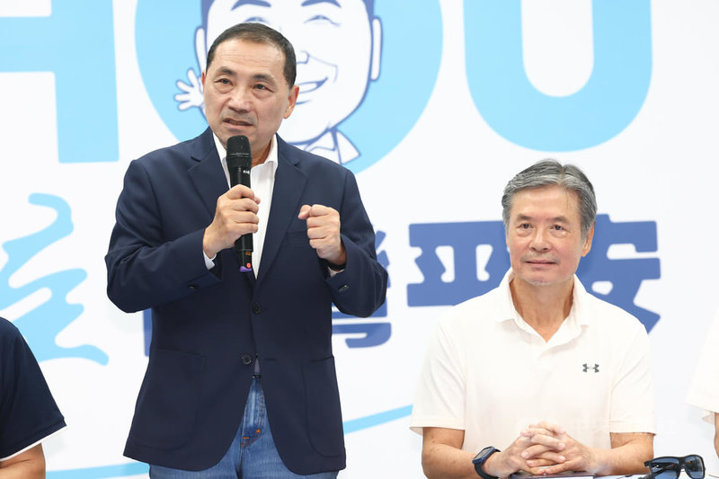 國民黨總統參選人侯友宜(左)28日舉行記者會,公布競選辦公室最新人事,將由前國安會祕書長金溥聰(右)擔任執行長,盼能透過他的幫助打贏選戰。中央社記者王騰毅攝 112年6月28日