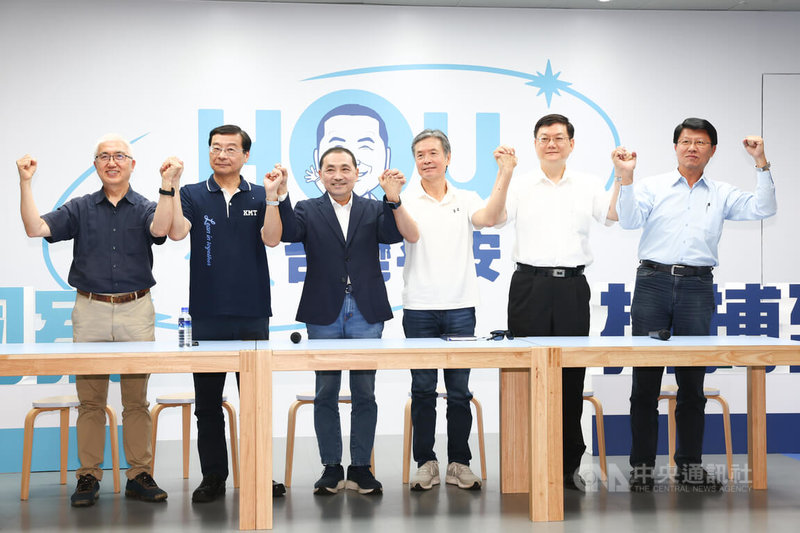 國民黨總統參選人侯友宜(左3)28日舉行記者會公布競選辦公室最新人事,將由前國安會秘書長金溥聰(右3)擔任執行長,國民黨立法院黨團總召曾銘宗(左2)擔任組織召集人,前立委林鴻池(左)、前台南市議員謝龍介(右)為副召集人、前行政院副院長杜紫軍(右2)任國政顧問團召集人。中央社記者王騰毅攝 112年6月28日