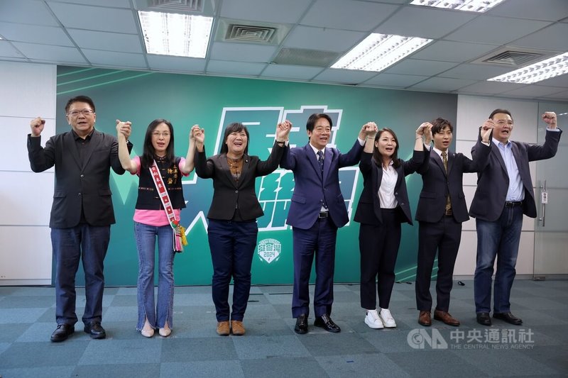 民進黨28日通過第4波立委徵召提名,黨主席賴清德(中)召開「民主大聯盟」記者會宣布,新竹縣第1選區徵召詹紀緹(右3)、苗栗縣第2選區與曾玟學(右2)合作、山地原住民及平地原住民選區由現任立委伍麗華(左3)、陳瑩(左2)爭取連任。中央社記者王飛華攝 112年6月28日