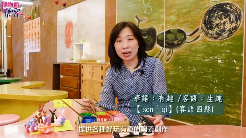 新北市鶯歌陶瓷博物館長張啟文以客語拍攝導覽宣傳片，當天教學當天拍攝，以客語將陶瓷文化、歷史、產業發展，介紹給觀眾。（新北市客家事務局提供）中央社記者黃旭昇新北市傳真 112年6月28日