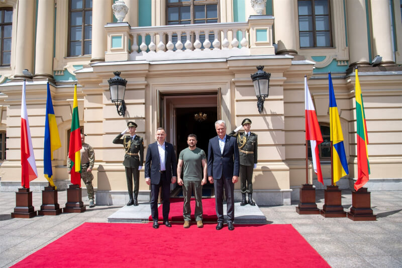 立陶宛總統瑙塞達（右）和波蘭總統杜達（左）28日雙雙訪問基輔，並會見烏克蘭總統澤倫斯基（中）。（圖取自twitter.com/GitanasNauseda）