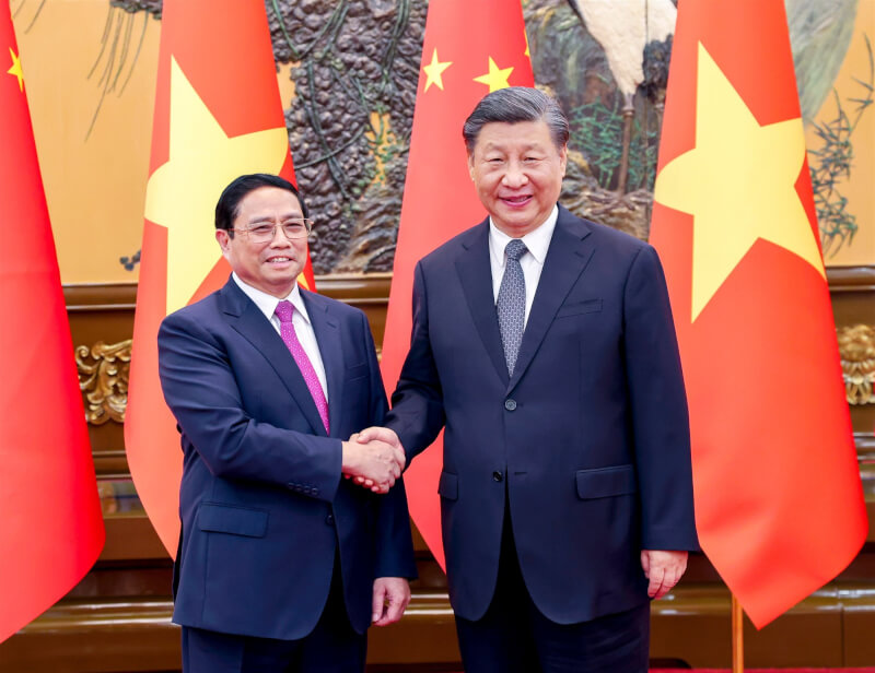 越南總理范明正（左）27日和中國國家主席習近平（右）見面。（圖取自twitter.com/SpokespersonCHN）