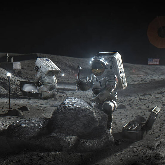 科學家28日說，NASA將尋求在月球上開發資源，最初包括氧氣和水，最終可能擴展到鐵和稀土，並且已經採取措施將在2032年開挖月球土壤。圖為太空人在月球南極探勘的示意圖。（圖取自twitter.com/NASASTEM）