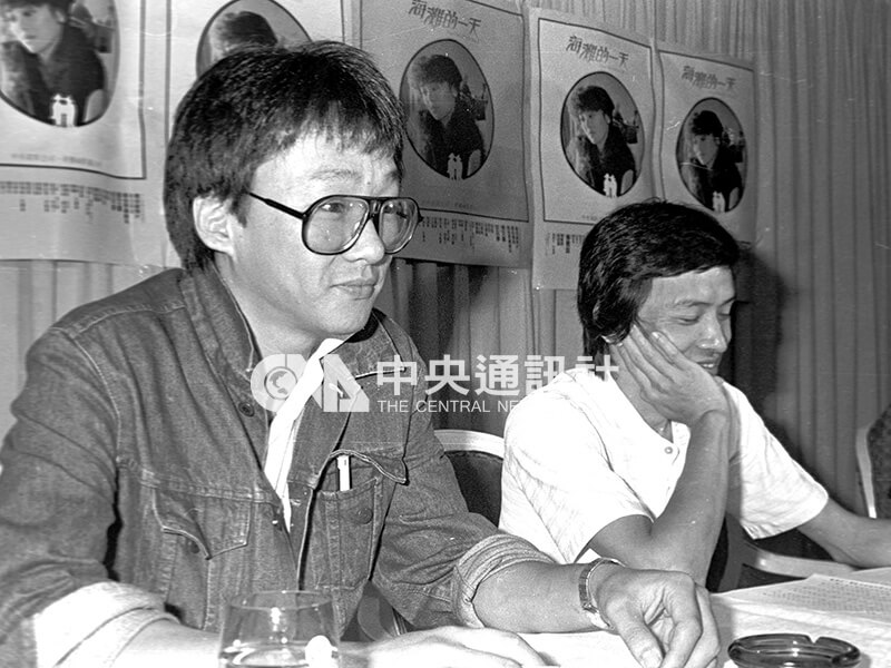 1983年10月電影《海灘的一天》導演楊德昌（左）與編劇吳念真（右）在記者會上合影。