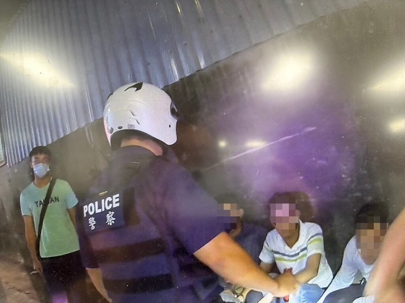 台南市警局永康分局28日晚上查緝1輛滿載越南籍失聯移工、拒絕受檢的廂型車，警方破窗控制逮捕7人送辦。（台南市警局提供）中央社記者張榮祥台南傳真  112年6月29日