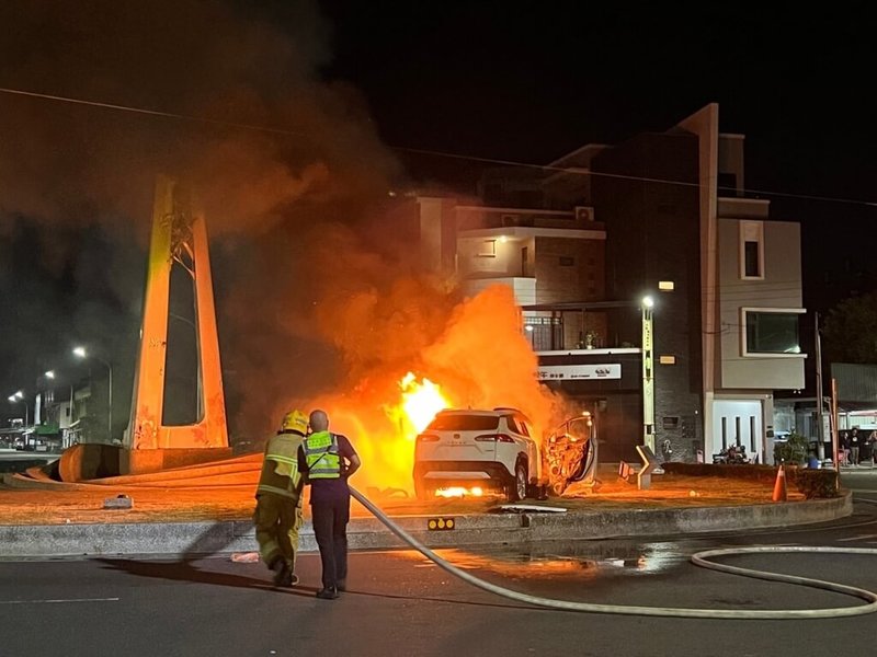 嘉義縣朴子市圓環28日深夜發生白色自小客車自撞起火事件，警方到場發現燒毀車輛是新北市失竊贓車。（警方提供）中央社記者蔡智明傳真  112年6月29日