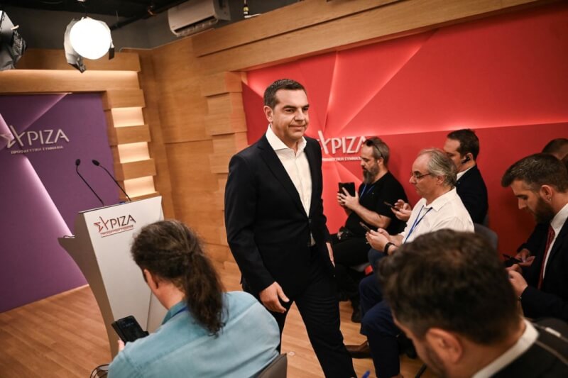 希臘國會大選，反對黨「極左聯盟」（SYRIZA）慘敗，黨魁齊普拉斯（中）表示，他將下台。（路透社）