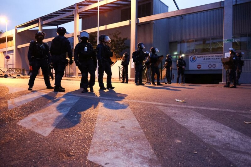 法國南泰爾1名17歲青少年在交通攔檢時被警察開槍打死，29日法國各地部署約4萬名警察，因應任何進一步抗議活動。（路透社）