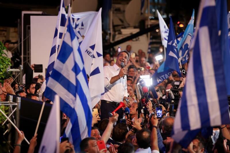 希臘保守派政黨新民主黨以絕對多數贏得全國選舉，領導人米佐塔基斯（中）也成功連任總理。（路透社）