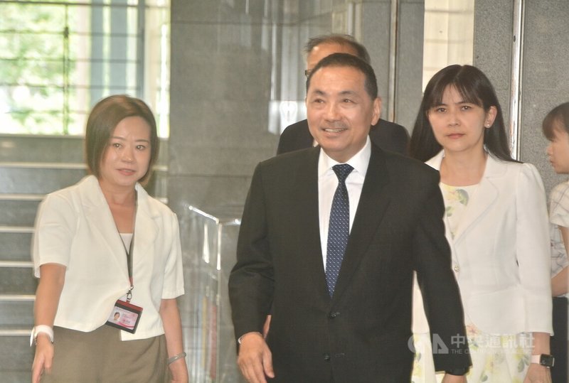 國民黨總統參選人侯友宜(前左2)29日接受聯訪表示,球隊每位成員角色是盡心力團結一起,黨主席朱立倫扮演黨部組織與溝通協調的重要角色,不會因職稱而改變,大家會齊心贏得選戰。中央社記者黃旭昇新北攝 112年6月29日
