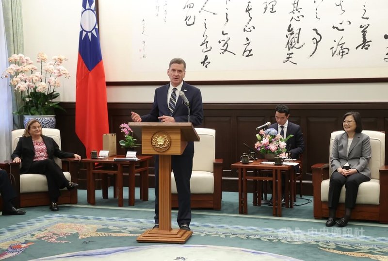 總統蔡英文(右)29日下午接見美國華府智庫「威爾遜國際學人中心」(Wilson Center)訪問團,會長葛林(Mark Green)(左2)致詞表示,台美關係非常獨特,不只有共同利益,還有共享的價值,尤其是體現在貿易、商業、自由、民主等價值面向。中央社記者鄭傑文攝 112年6月29日